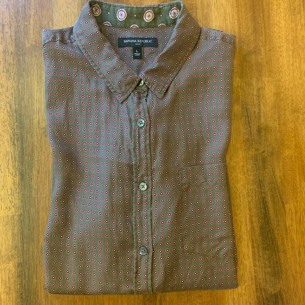 Banana Republic button up blouse women’s large olive green red white 100% Silk - Picture 8 of 9